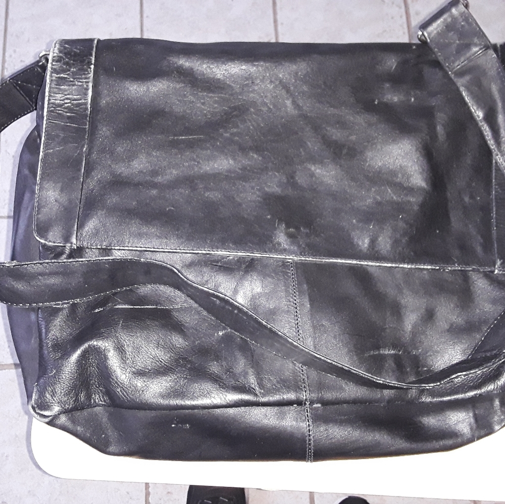 Kenneth Cole mens carry bag.